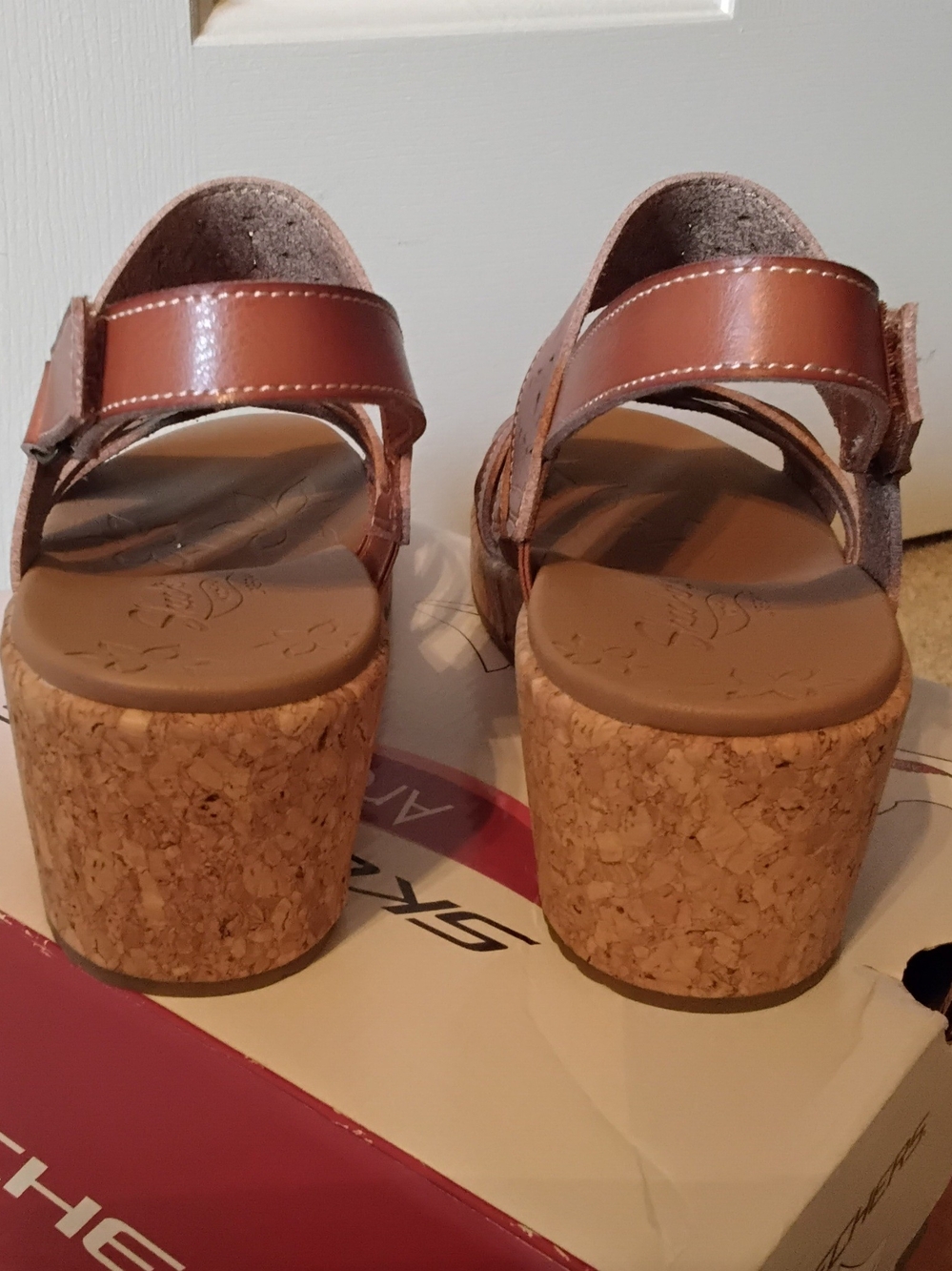Skechers Arch Fit Luxe Foam Beverlee Tan Espadrille Wedge Sandals, Size 8.5 - Picture 8 of 9